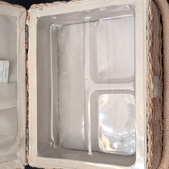 VGT,Dritz Woven/Wicker Small Sewing Basket with Striped Fabric. - Picture 7 of 13